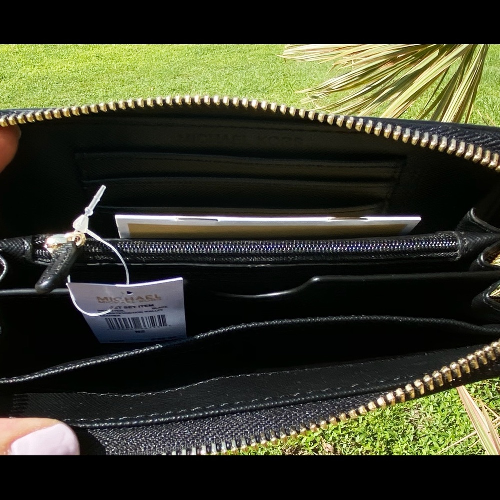 Michael kors Large Zip-Around Wallet - Picture 3 of 3